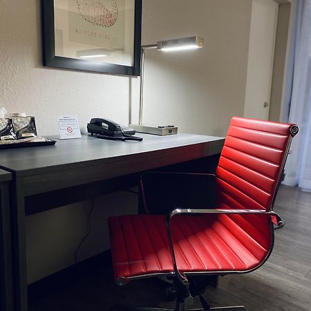 Готель Ramada By Wyndham Hartford North - Bradley Airport Вінсор-Локс Екстер'єр фото