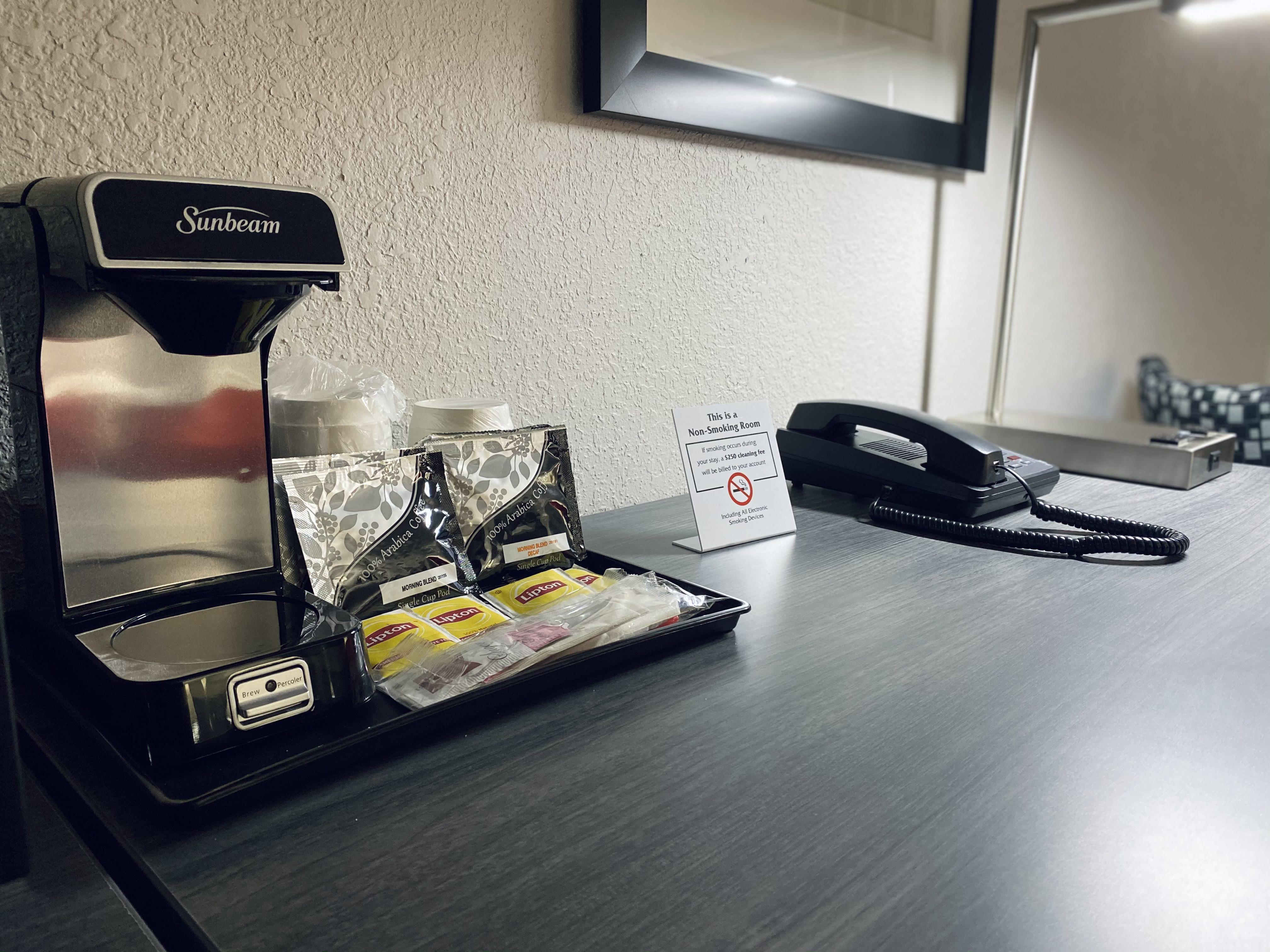 Готель Ramada By Wyndham Hartford North - Bradley Airport Вінсор-Локс Екстер'єр фото