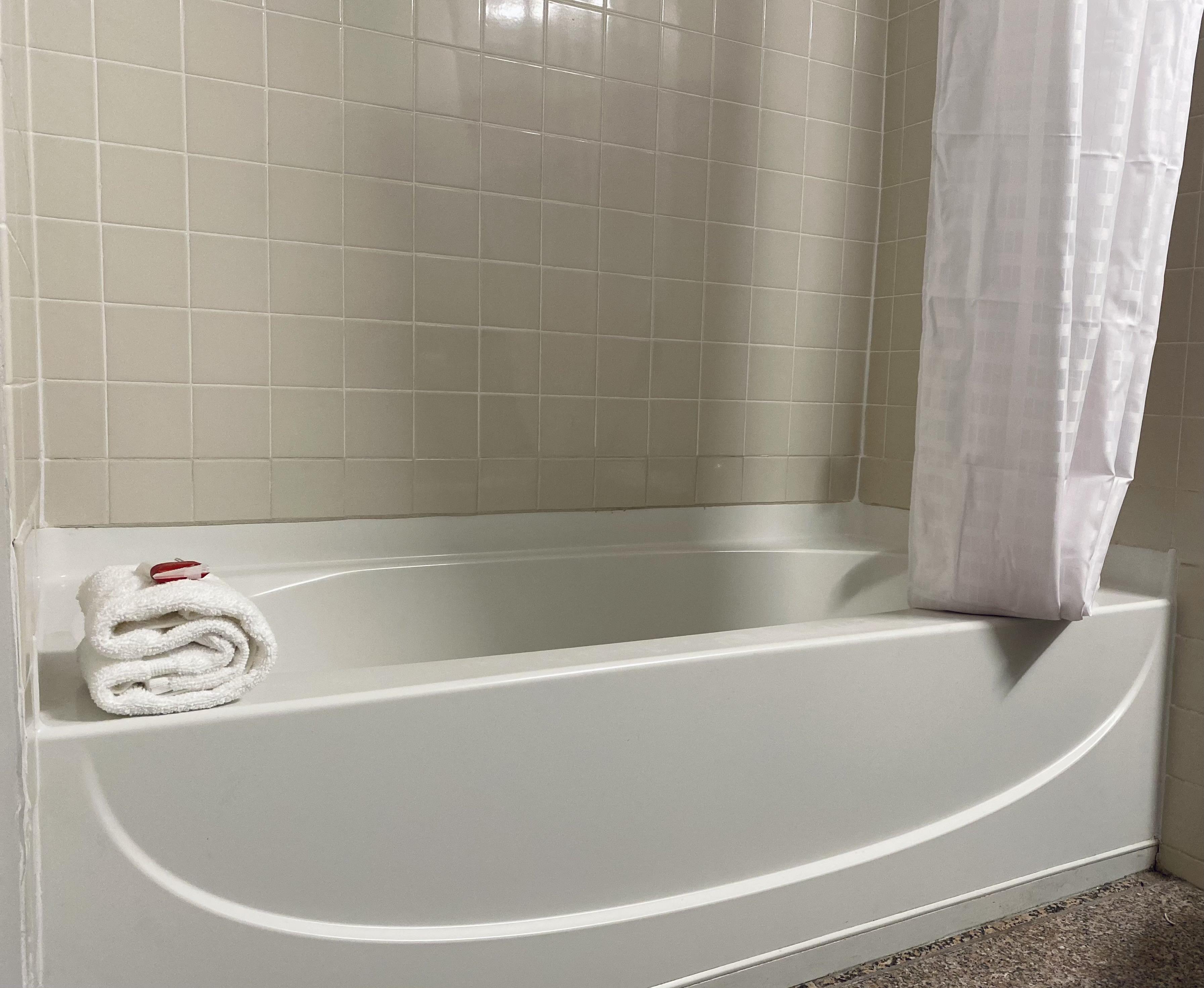 Готель Ramada By Wyndham Hartford North - Bradley Airport Вінсор-Локс Екстер'єр фото