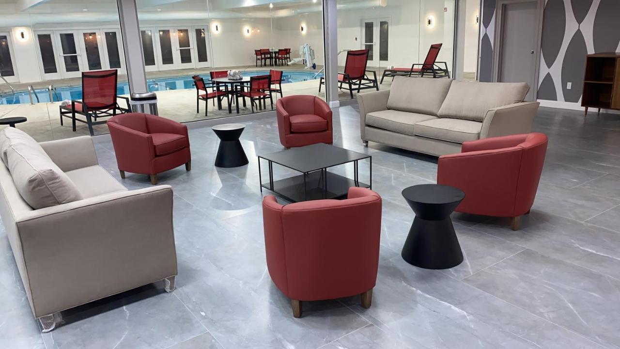 Готель Ramada By Wyndham Hartford North - Bradley Airport Вінсор-Локс Екстер'єр фото
