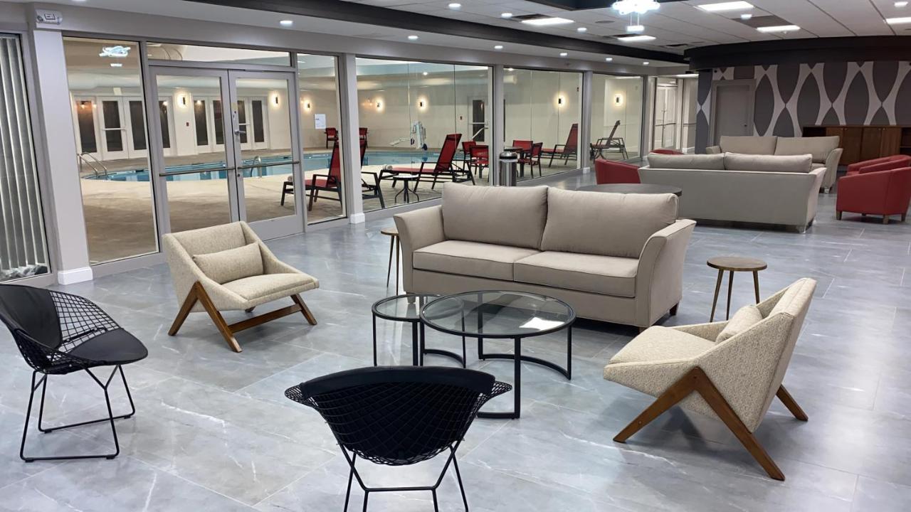 Готель Ramada By Wyndham Hartford North - Bradley Airport Вінсор-Локс Екстер'єр фото