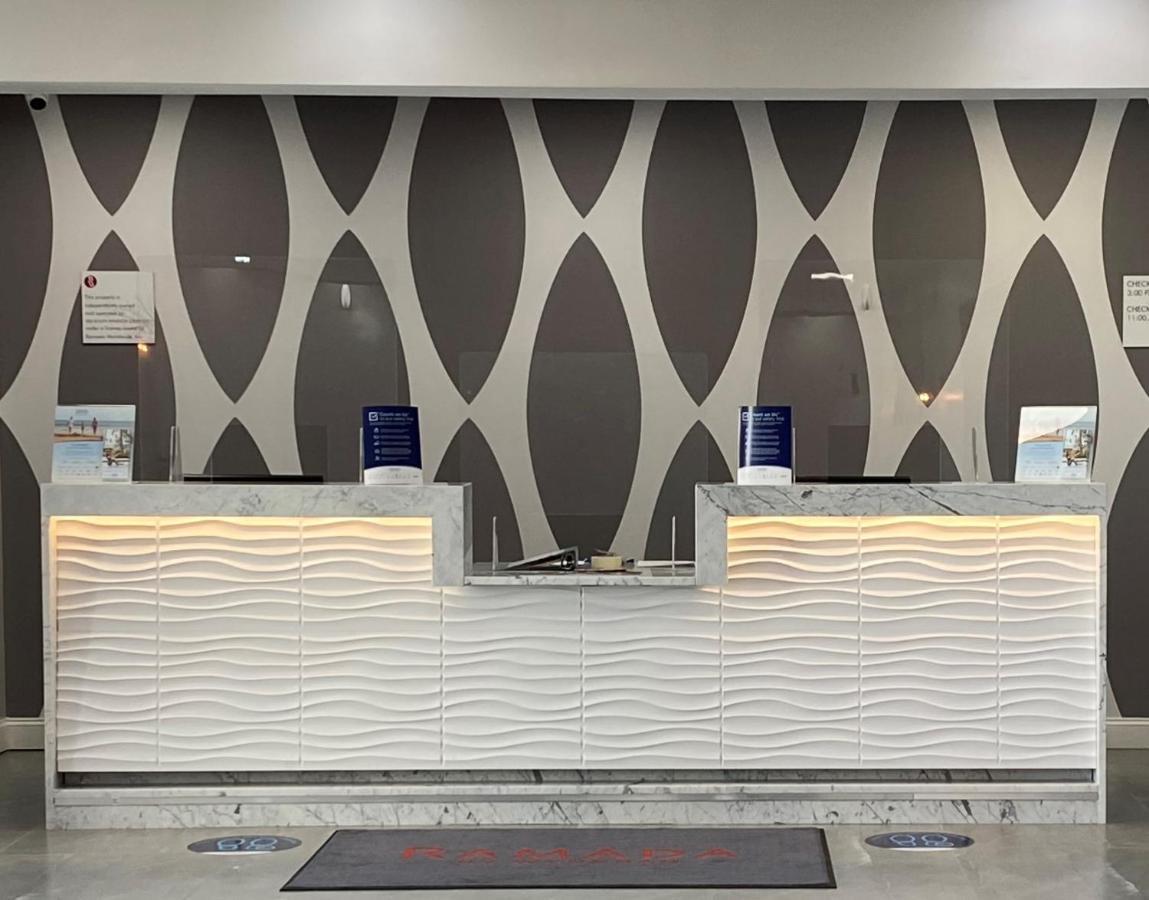 Готель Ramada By Wyndham Hartford North - Bradley Airport Вінсор-Локс Екстер'єр фото
