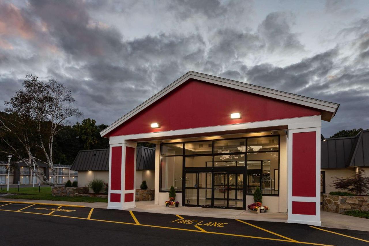 Готель Ramada By Wyndham Hartford North - Bradley Airport Вінсор-Локс Екстер'єр фото