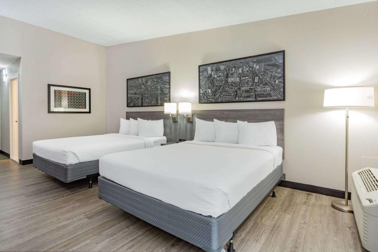 Готель Ramada By Wyndham Hartford North - Bradley Airport Вінсор-Локс Екстер'єр фото