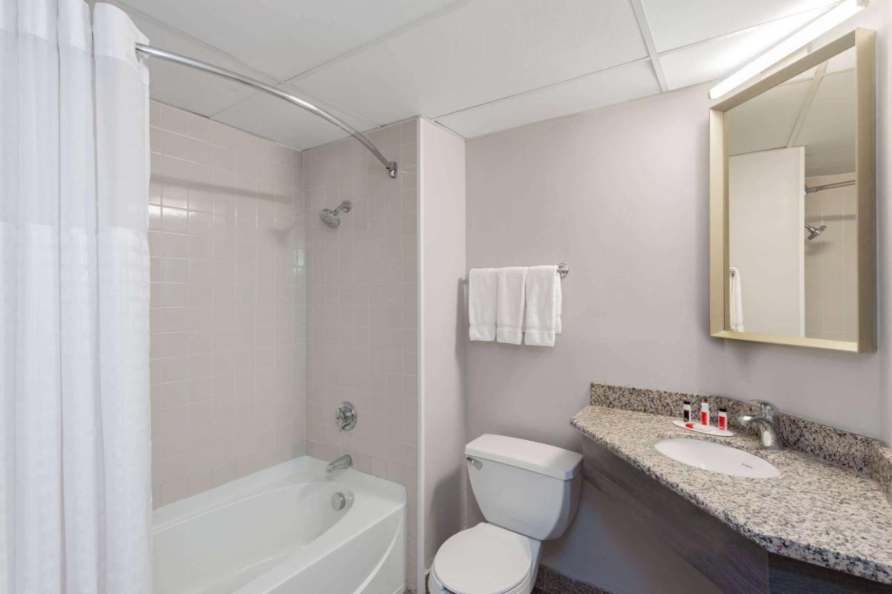 Готель Ramada By Wyndham Hartford North - Bradley Airport Вінсор-Локс Екстер'єр фото